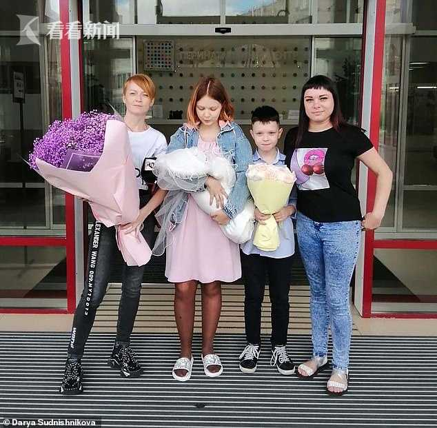 左边为达丽娅的妈妈 右边为伊万的妈妈