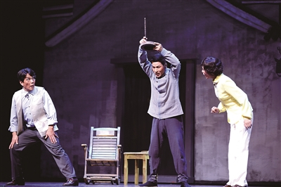  丹阳市戏剧总团《啷噹与你拉家常》剧照。本报记者 赵亚玲摄