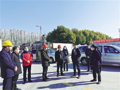  南通开发区控股集团领导疫情期间检查工地。