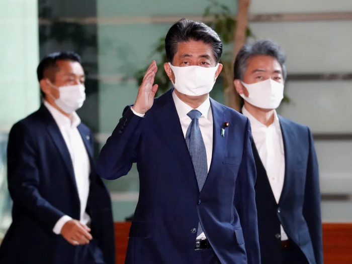 △当地时间8月28日，日本东京，日本首相安倍晋三抵达首相办公室。