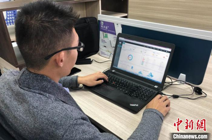 图为工作人员监测藏译通软件后台数据。 受访者供图