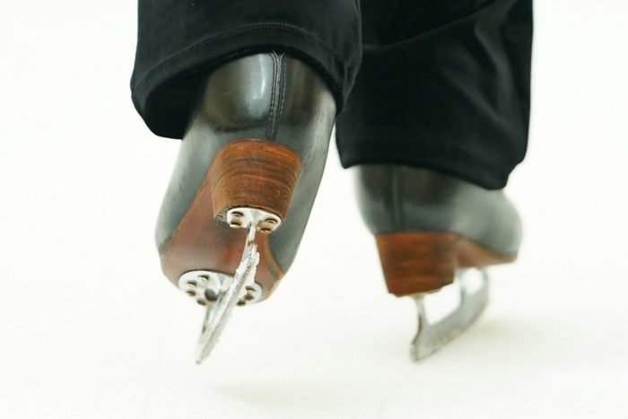 姬大爷的冰鞋补丁摞补丁，是10多年前买的。