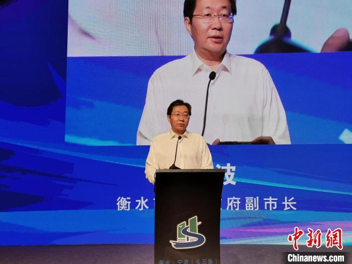 衡水市副市长吴波介绍衡水市投资环境。　王鹏 摄