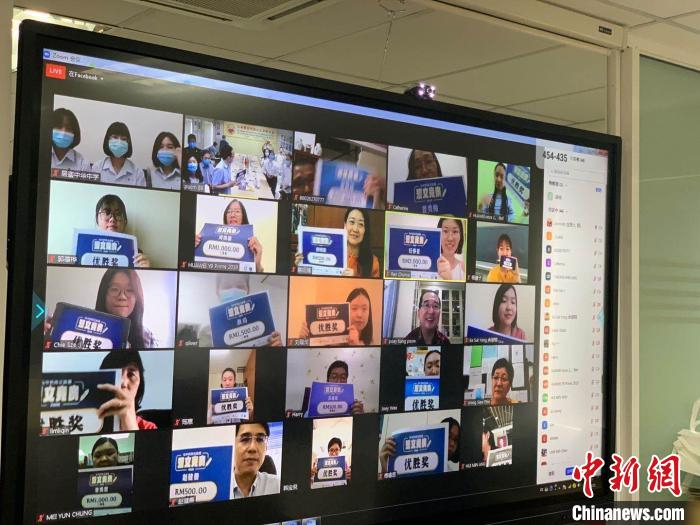 获奖者通过视频展示自己的奖状。　陈悦 摄