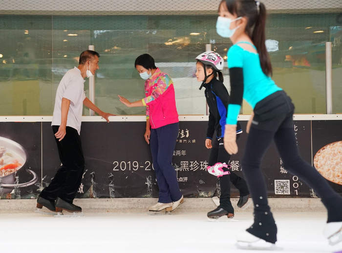 曾经的花滑运动员、年轻教练员陈晓雪为姬大爷指导动作要领，这让大爷很开心。