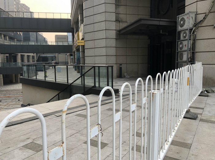 园区东侧，几天前还在的带刺钢条已撤