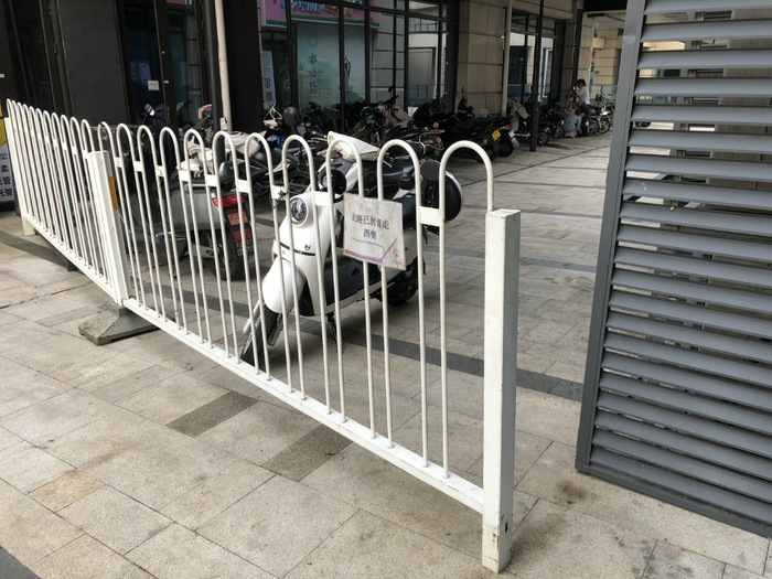 栅栏被推至倾斜，形成较宽空隙