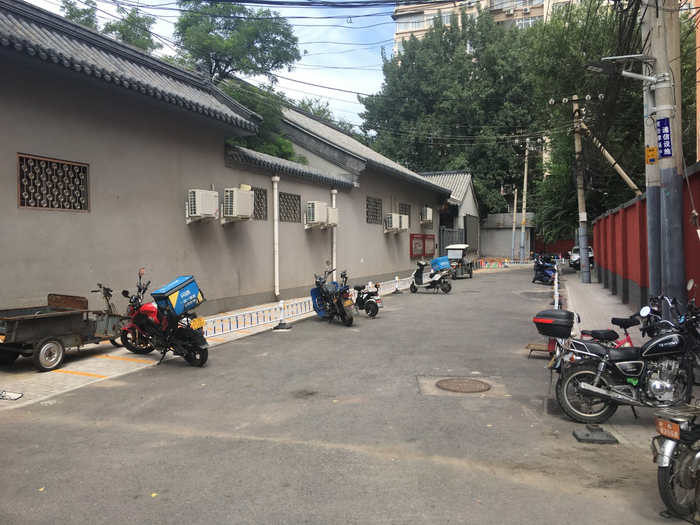 围挡拆除之后，居民出行方便了许多