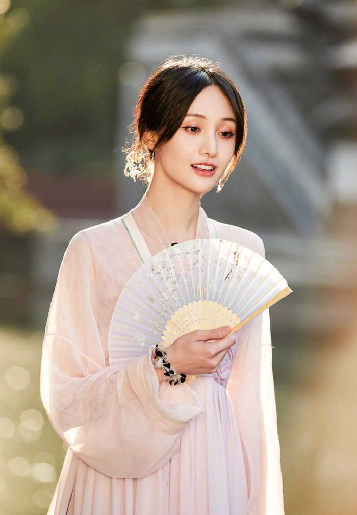 郑爽穿粉色汉服温婉动人02低头浅笑美如画中人
