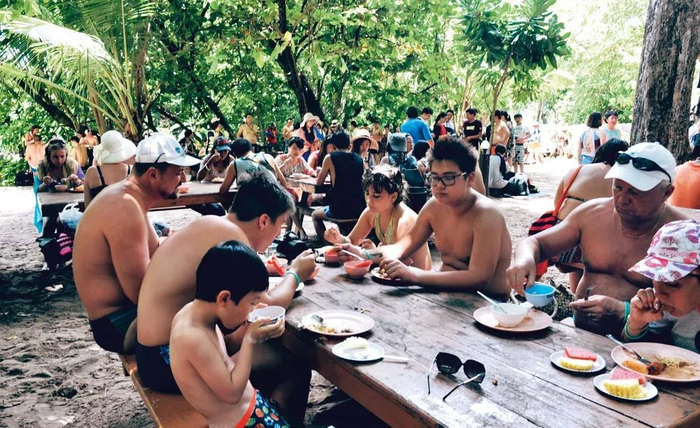 斯米兰的岛上严禁明火，游客只能吃随船带来的简餐。邹谨忆 摄