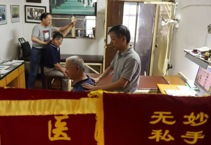 陈维宁（右）和陈维国（左） 新民晚报首席记者 刘歆 摄