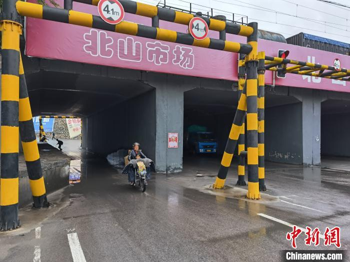 图为积水退去的西宁市北山市场的一处涵洞。　祁增蓓 摄