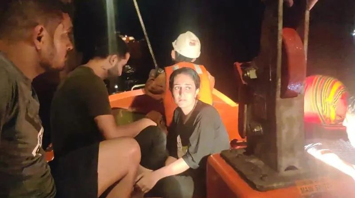 ▲几名获救人员在救生艇上。（OCEAN ANG号散货船海员拍摄）