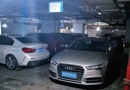 ▲成都西体奥林花园小区的人防车位，开发商与业主为人防车位租金归谁而对簿公堂