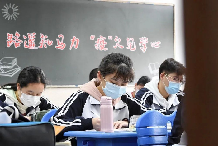 图为今年4月10日高三年级复课在课堂内学习