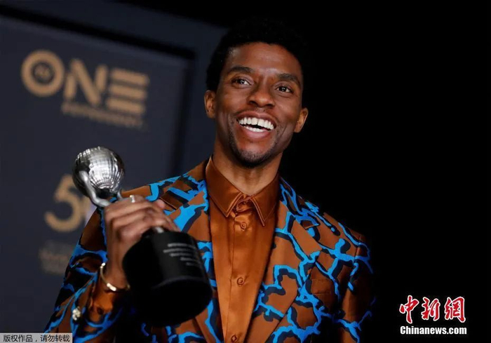  资料图：《黑豹》剧组亮相美国有色人种协进会奖。