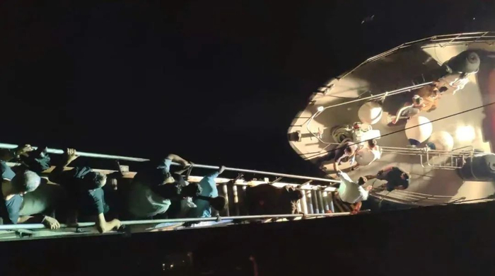 ▲获救人员被转移到希腊海岸警卫队船上。（OCEAN ANG号散货船海员拍摄）