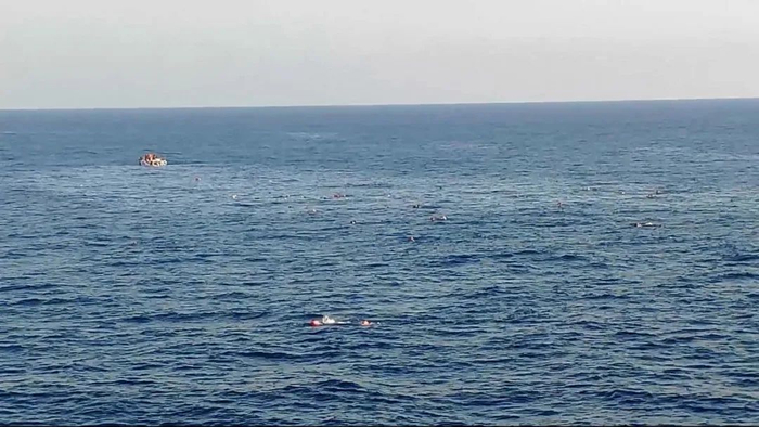 ▲难民船事故现场，远处不少人漂浮在水上等待救援。（OCEAN ANG号散货船海员拍摄）