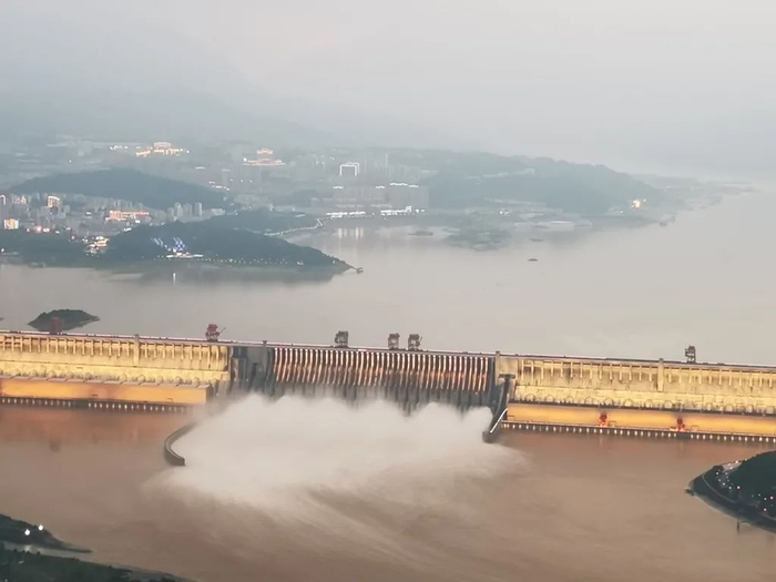 　▲2020年07月27日，湖北宜昌，洪水通过三峡大坝。