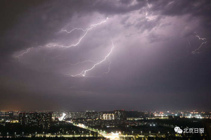 雷阵雨云团向东偏南移动，北京两地将有强降雨+7级大风+冰雹！