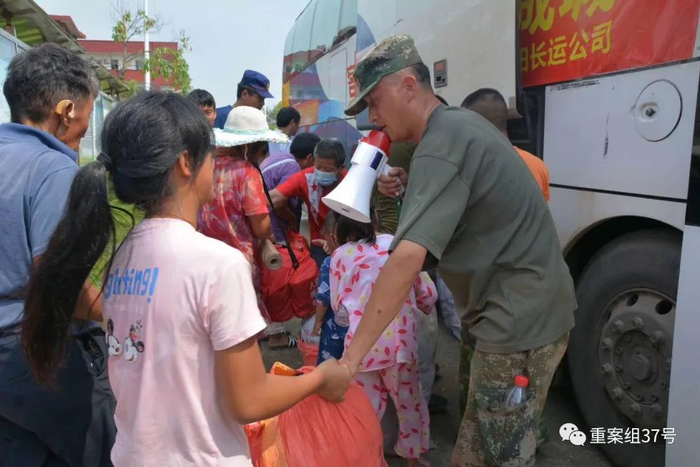 　▲原鹏帅和队友在三庙前一中安置点搬运物资。受访者供图