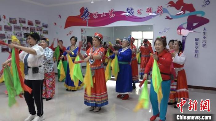 图为呼和浩特市四千米社区乳品厂小区居民在居民活动中心内跳舞。　马知远 摄
