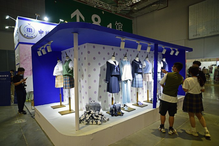 　　2020年7月25日，CP26动漫游戏同人展在上海国家会展中心开幕，现场人气火爆。JK、制服、洛丽塔装店铺在本次展会中也占有很大比重。