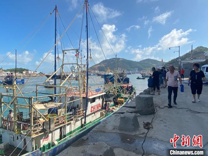 浙江温岭石塘，渔船靠岸避风 郑洁 摄