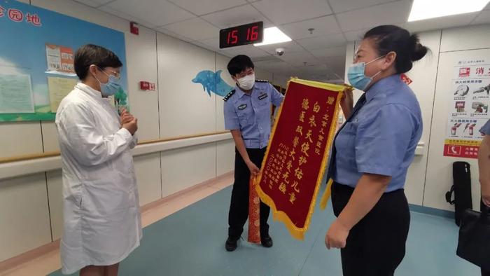 三岁女童摔伤紧急入院，北京儿童医院医生检查后立即报警！