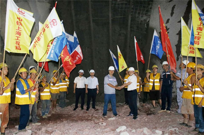 玉磨铁路会岗山隧道全隧贯通，标志着标段所有隧道全部贯通。文朝维摄