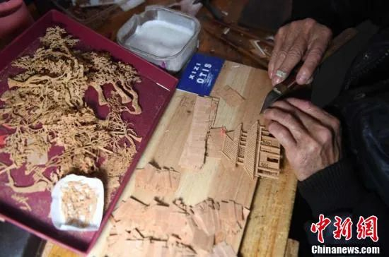 软木画老师傅的工具陪伴他们几十年。中新社记者 张斌 摄