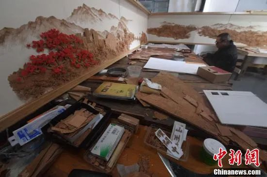 福州素上创艺软木画观光工厂正在制作中的长幅软木画。中新社记者 张斌 摄
