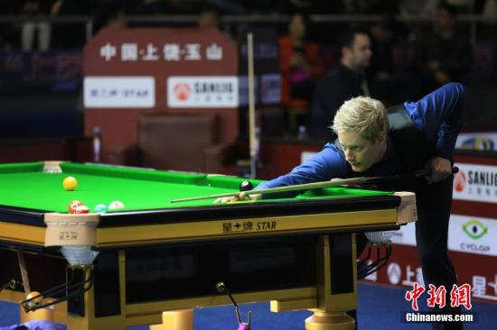 资料图：2016年第二届中式台球世界锦标赛正赛在江西玉山县正式开战，名将罗伯逊比赛中。 姜涛 摄