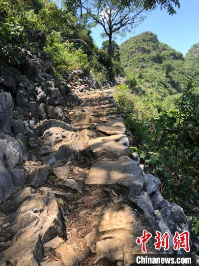 通往板升乡小海家的石质山路。　那辛 摄