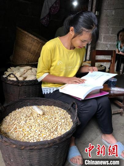 “心愿100”项目组送给花语的童话书，实现了她儿时的心愿。　王祖敏 摄