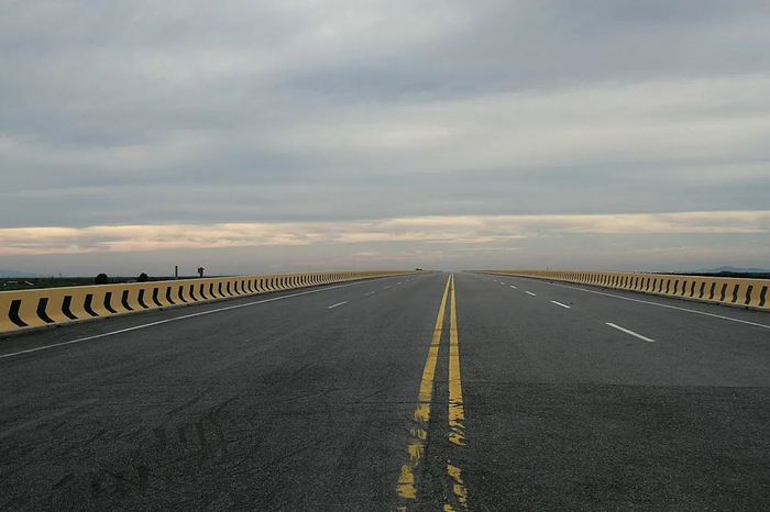 限高架一侧的大凌河特大桥上空荡荡。