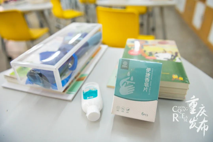 江北嘴实验学校为孩子们准备的开学礼物，包含便捷香皂片、免洗洗手液等和图书等。邹乐 摄