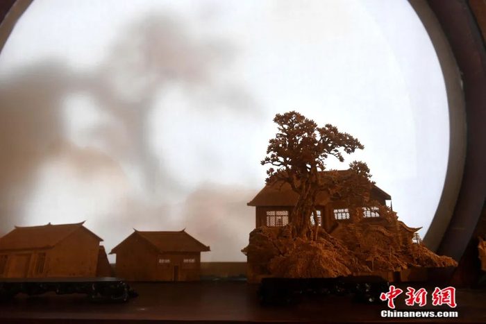 软木画中式建筑。中新社记者吕明摄