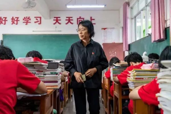 图为张桂梅和学生在一起。网络图片。