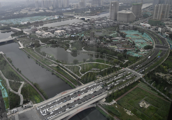 从运河商务区俯瞰，绿地和大运河形成蓝绿交织的画面。新京报记者 吴宁 摄