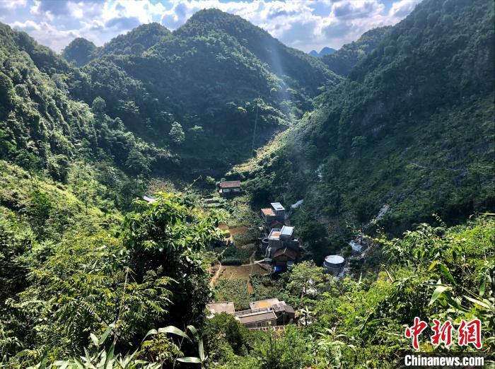大化县山坳里的村庄。　那辛 摄