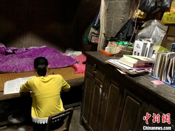 回家后，花语所有的作业都是在床板上完成。　王祖敏 摄