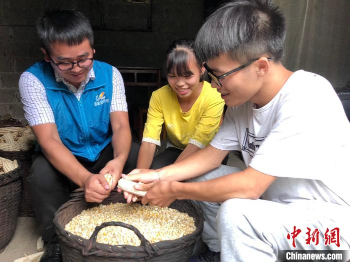 左起：何连班、花语、小海。　王祖敏 摄