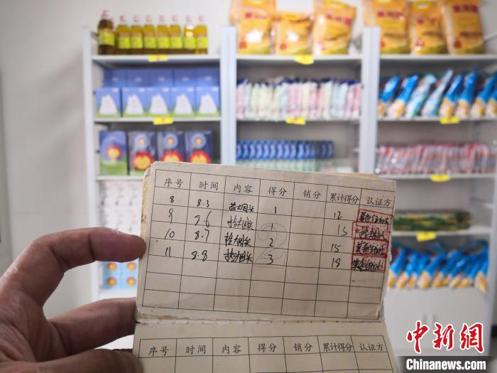 社区给1421户贫困户发放了“互益行”小册子。　陈选斌 摄