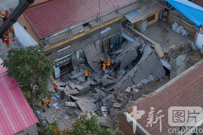 △8月29日9时40分左右，山西省临汾市襄汾县陶寺乡陈庄村聚仙饭店宴会厅发生坍塌事故，致多人被埋。中新社记者 武俊杰 摄