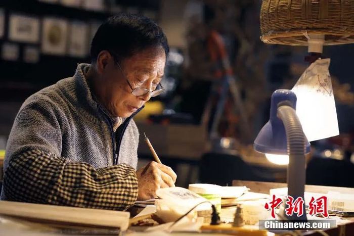 软木画大师陈孔国。中新社记者 张斌 摄
