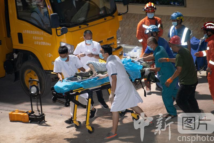 △8月29日，山西省临汾市，救援人员从襄汾县陶寺乡陈庄村聚仙饭店坍塌事故现场抢救出伤员。中新社记者 韦亮 摄