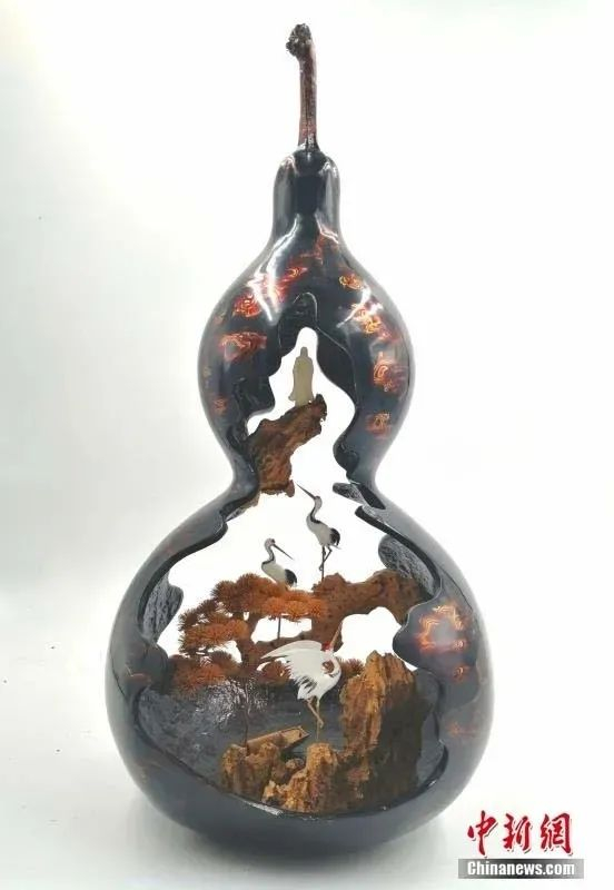 软木画作品《“福·”中乾坤》。中新社记者吕明 摄