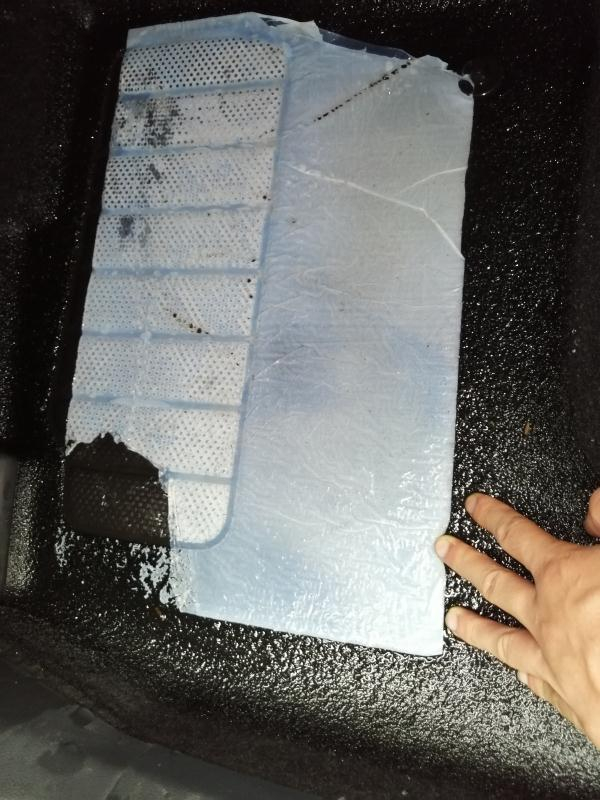 车辆送到4S店，脚垫仍有积水