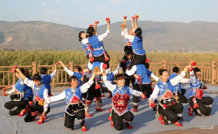 彝族烟盒舞表演 图源：“红河文旅”微信公众号